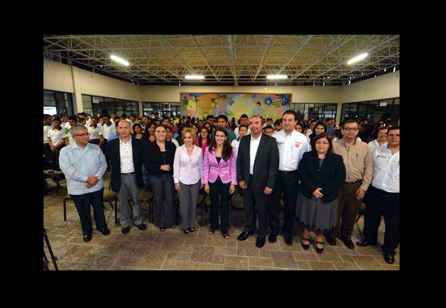 La presidenta honoraria del DIF Coahuila, Carolina Viggiano, encabezó la firma del convenio.