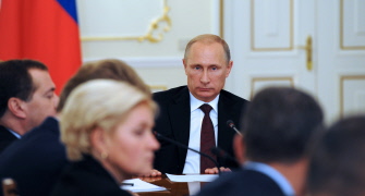 El presidente ruso, Vladimir Putin, durante una reunión hoy con su gabinete en su residencia campestre de Novo-Ogaryovo, cerca de Moscú
