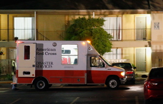 Voluntarios de la Cruz Roja llevan cobijas y otros bienes a un bloque de los apartamentos Ivy, en Dallas, donde residía el infectado con ébola