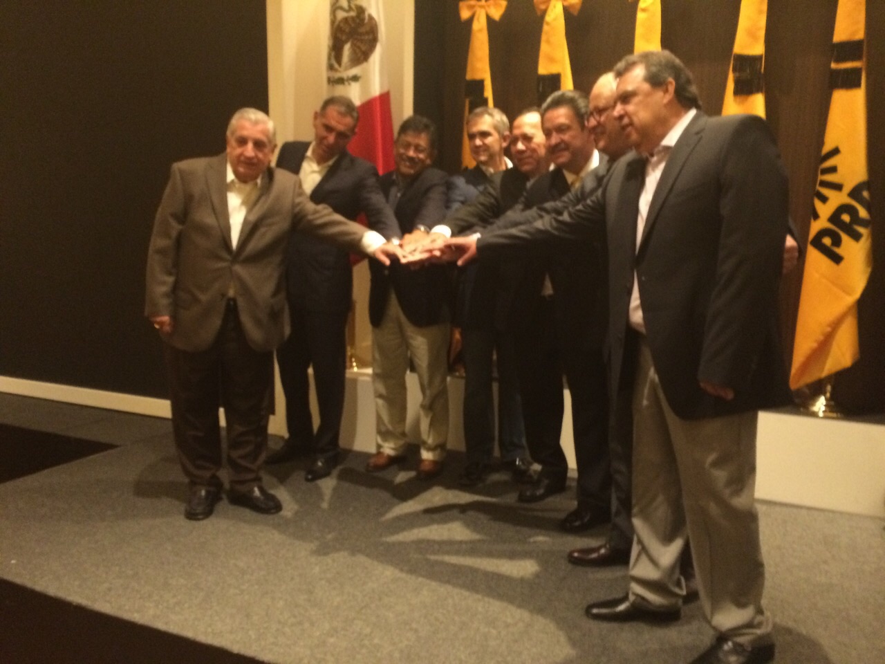 Carlos Navarrete y Jesús Zambrano con los gobernadores.
