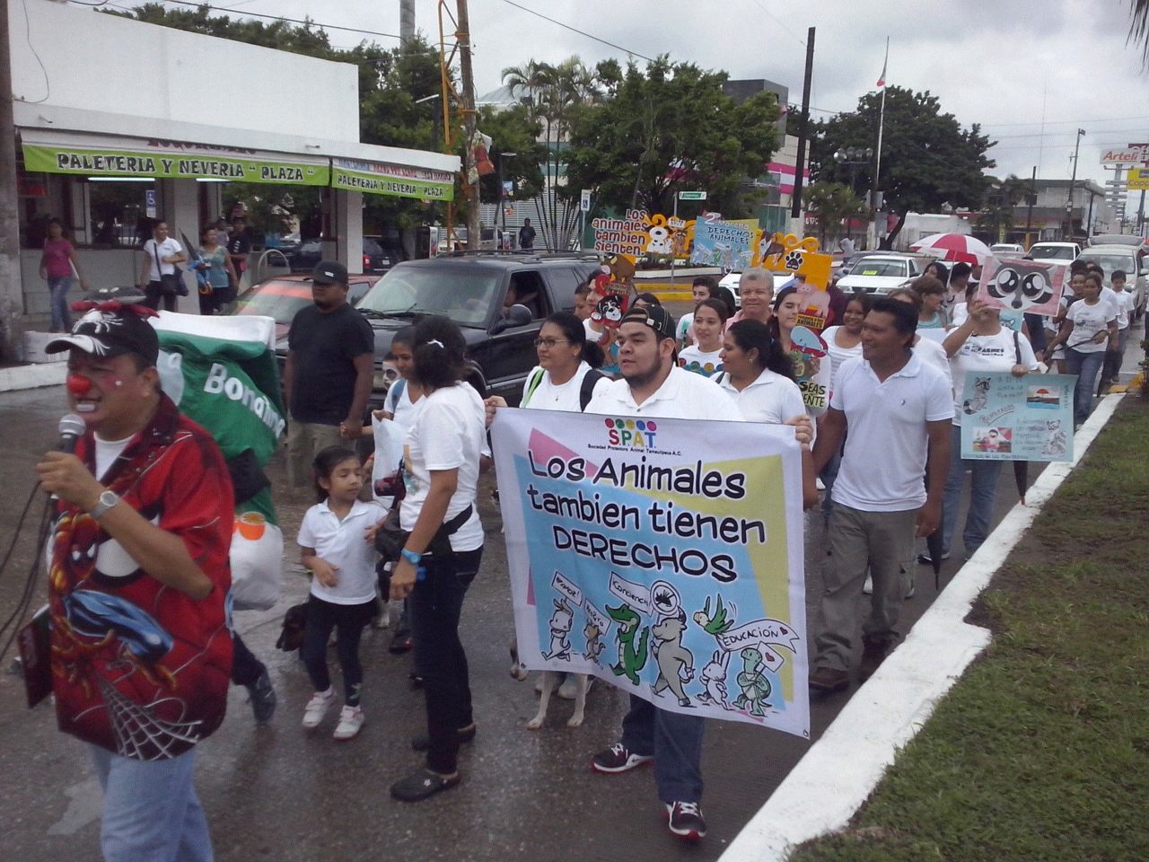 Decenas de personas marcharon en pro de los derechos animales.