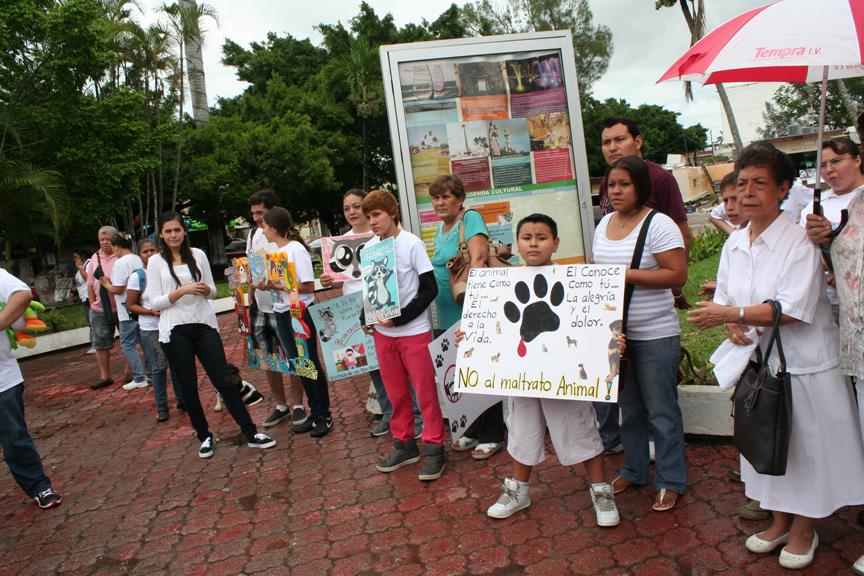 Decenas de personas marcharon la tarde de este sábado para exigir se respeten los derechos de los animales