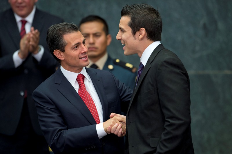 Luis Rivera, ganador en 2013, saluda al Presidente
