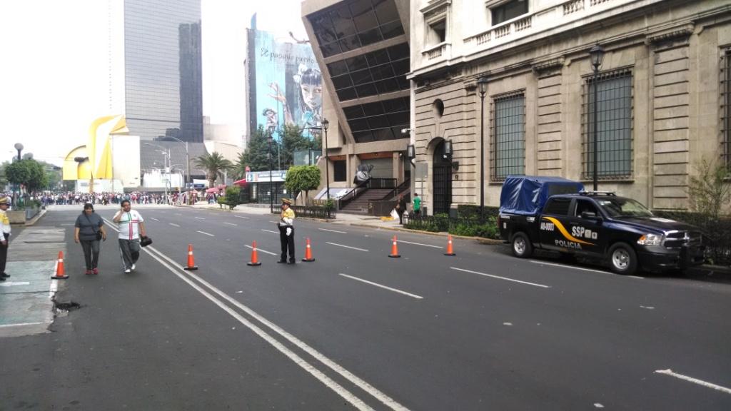 Todas la avenidas y calles que cruzan con Paseo de la Reforma se encuentran cerradas.