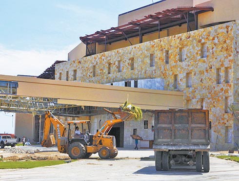 Continúan las labores de reconstrucción en Los Cabos, a pesar de la amenaza de más lluvias. 