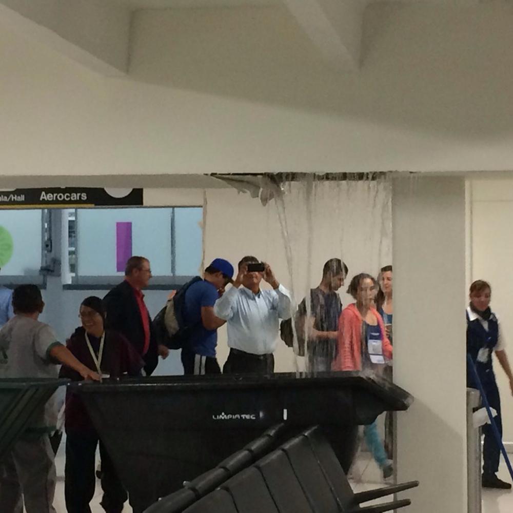 La lluvia colapsó algunas partes del techo de la Terminal 2 del AICM