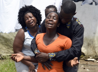 Una mujer llora al conocer la muerte de su esposo, contagiado con el virus del ébola, en Monrovia, Liberia
