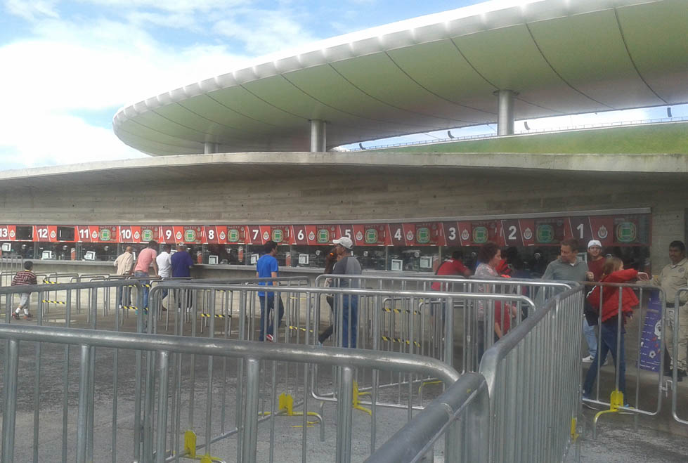 Pocos aficionados que llegaron sin boleto al estadio Omnilife