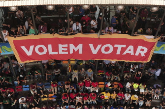 "Volem votar" (Queremos votar), dice el cartel en catalán en la competición de "castellers" (constructores de torres humanas) en Tarragona