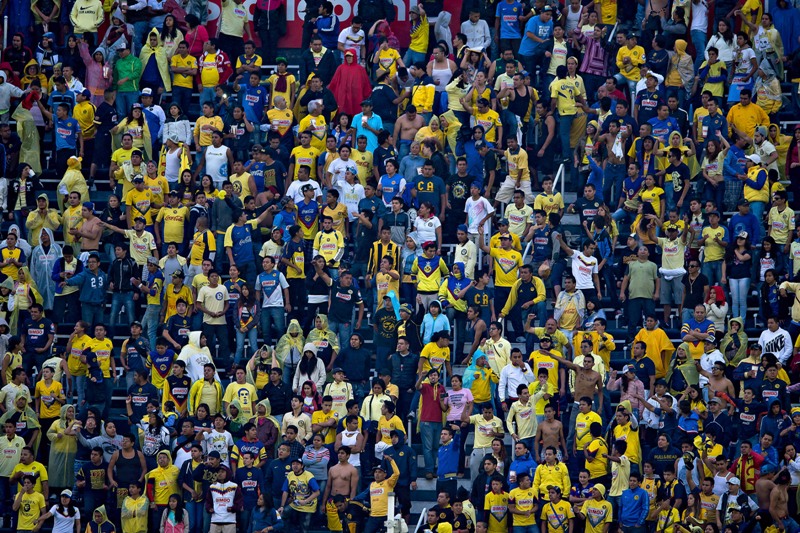 Afición de América en el Estadio Azul 