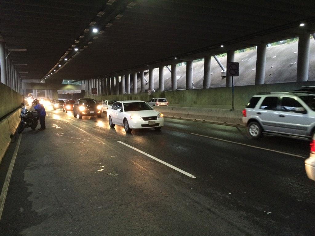 Al menos dos de los tres carriles de Periférico fueron reabiertos a la circulación.