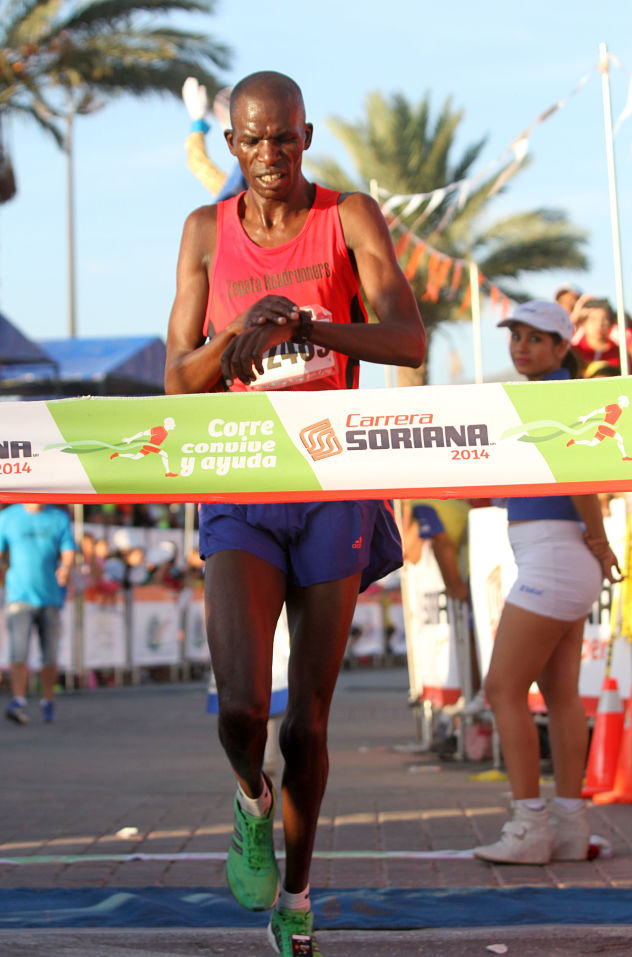Benjamín Kiplimo Meto, keniano radicado en Zacatecas, fue el ganador absoluto de la carrera atlética 10k Soriana