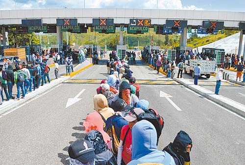Tras bloquear la Autopista del Sol alumnos dieron vía libre en casetas.