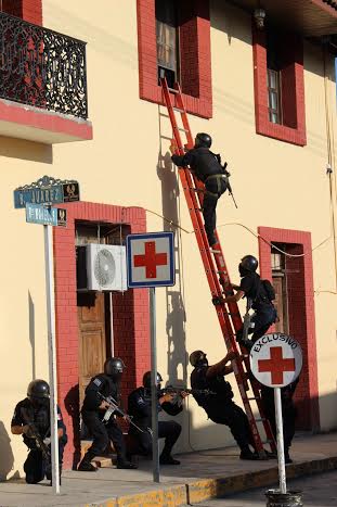 Los elementos corrieron hacia un costado de la alcaldía y usando una escalera treparon al primer piso