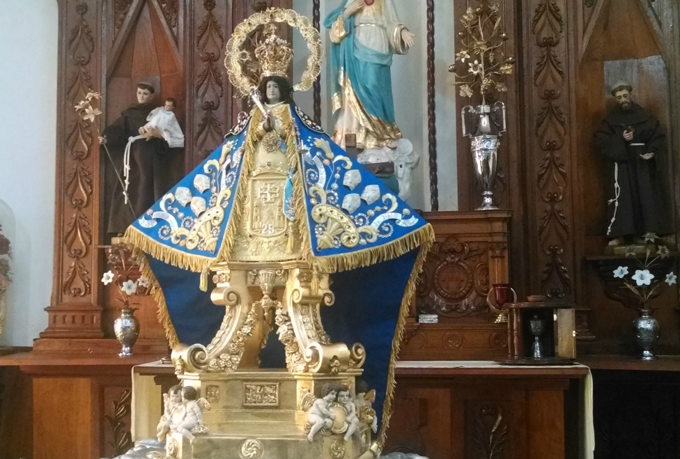 Fray Jesús Rodríguez Galindo, precisó que en la parte delantera de la falda se tiene la Basílica y la Cruz de Jerusalén