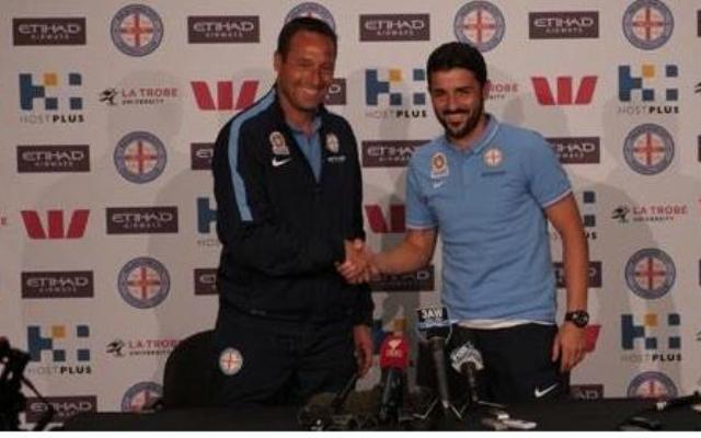 John Vant Schip, ex técnico de Chivas, presenta a David Villa en el Melbourne City FC