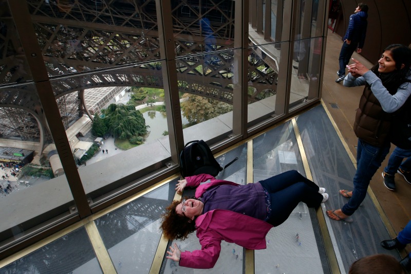 La Torre Eiffel estrenó piso de vidrio.