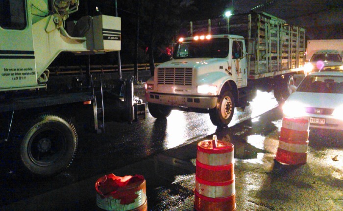 Personas del Sistema de Aguas hace tareas de desazolve en carriles centrales de Periférico.