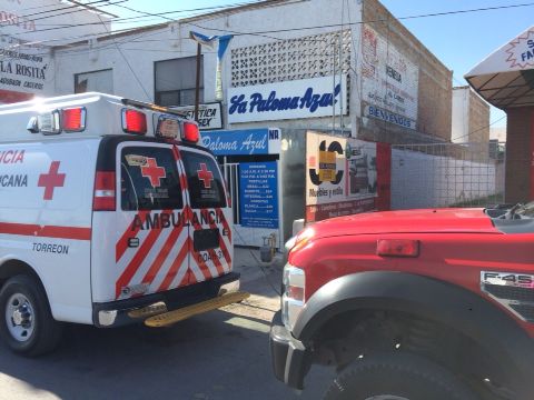 La trabajadora fue auxiliada por elementos de la Cruz Roja y personal del Cuerpo de Bomberos