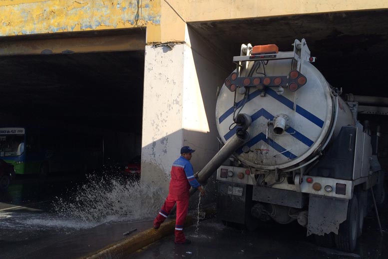 El agua se tira en los carriles de la avenida Alfonso Reyes. 