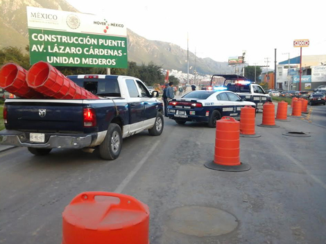 Elementos municipales impidieron la reapertura del puente. 