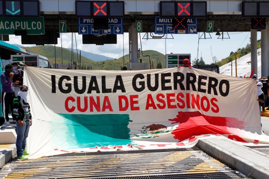Los estudiantes portaron una manta con la leyenda "Iguala Guerrero, cuna de asesinos".