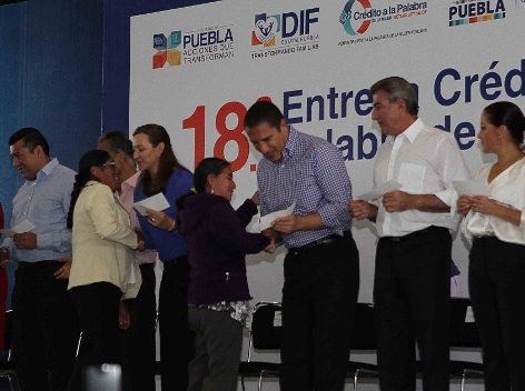 El gobernador de puebla, Rafael Moreno Valle y su esposa la presidenta del patronato del Sistema Estatal DIF, Martha Erika Alonso de Moreno Valle, hic