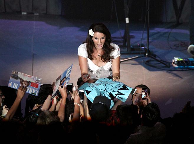 Lana del Rey regaló algunos autógrafos a las primeras filas del Auditorio. 