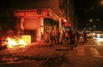 Manifestantes kurdos en una calle de Diyarbakir, considerada la capital kurda de Turquía, protestan contra la pasividad del gobierno turco ante el EI