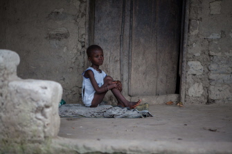 Una niña que se cree puede estar infectada por el ébola, puesta en cuarentena en un hospital de Foredugu, Sierra Leona