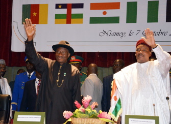 El presidente de Nigeria, Goodluck Jonathan (i), y su par de Níger, Mahamadou Issoufou, saludan durante la cumbre en Niamey