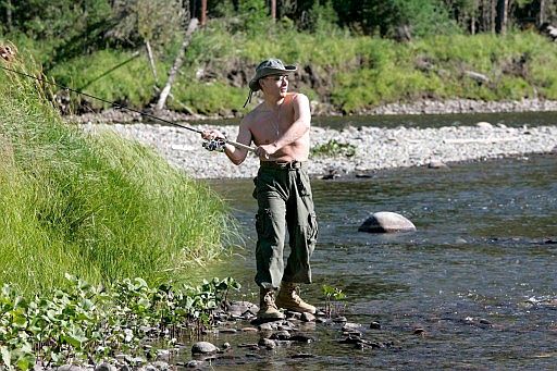 Putin, pescando junto al río Yenisei, en Siberia, en unas pasadas vacaciones
