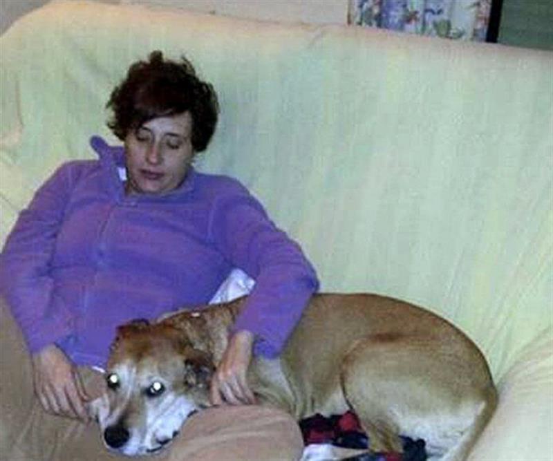 Teresa Romero con su perro Excalibur, en una foto facilitada por el Partido animalista contra el maltrato animal (PACMA)