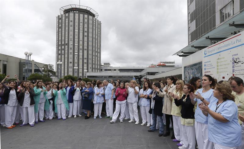 Unos 200 trabajadores del hospital universitario La Paz reclaman ante el centro sanitario la dimisión de la ministra de Sanidad, Ana Mato