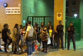 Varios vecinos pululan ante el edificio donde vive Teresa, la enfermera infectada con ébola, en Alcorcón, después de ser llevada a un hospital