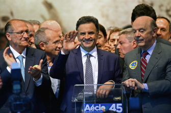 Aecio Neves (c), con el gobernador de Sao Paulo, Geraldo Alkmin (i) y el senador José Serra (d) en un acto electoral hoy en Brasilia