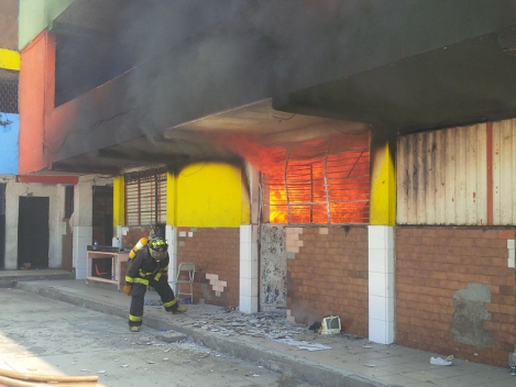 Bomberos intentan sofocar el fuego en el albergue La Gran Familia.