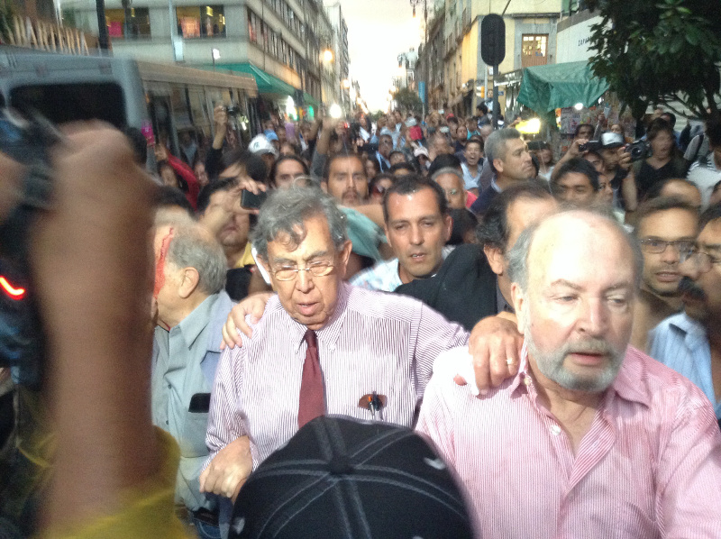 El ingeniero Cárdenas fue agredido por activistas en el Zócalo.