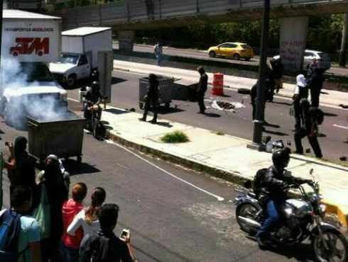 Embozados bloquean avenida Insurgentes Sur frente a Ciudad Universitaria.