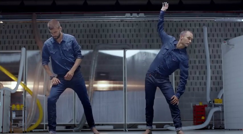 Gerard Piqué y Andrés Iniesta protagonizan el comercial.