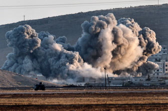 El humo se eleva tras un ataque aéreo en Ain al Arab, ciudad siria conocida como Kobane por los kurdos, visto desde la frontera turco-siria