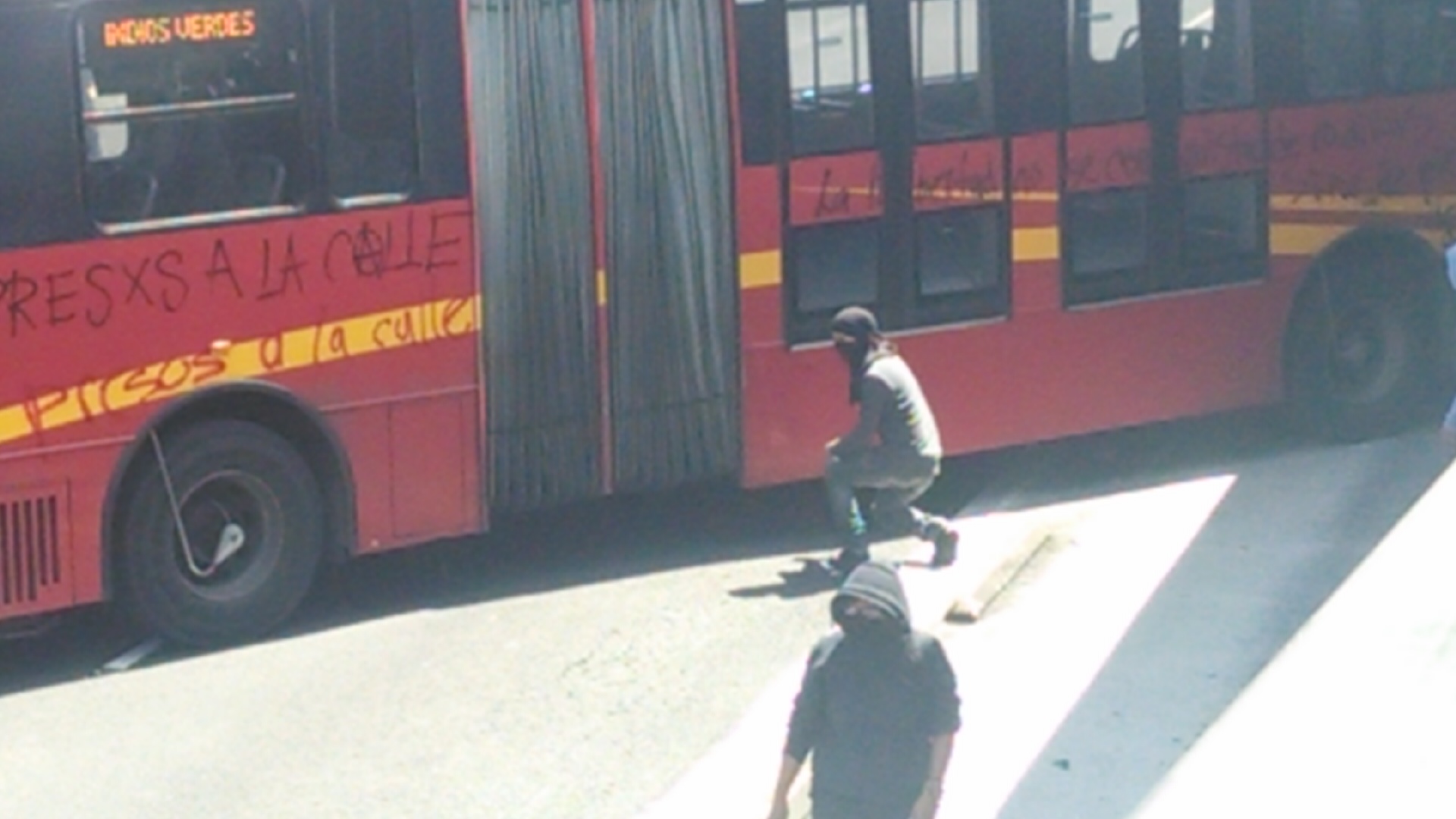 Los jóvenes encapuchados cerraron Insurgentes y quemaron llantan en protesta de los normalistas de Ayotzinapa