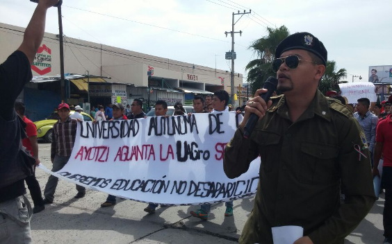 Los estudiantes de Ayotzinapa encabezaron la marcha. 
