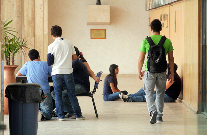 Mantienen contacto también con los padres de los estudiantes.