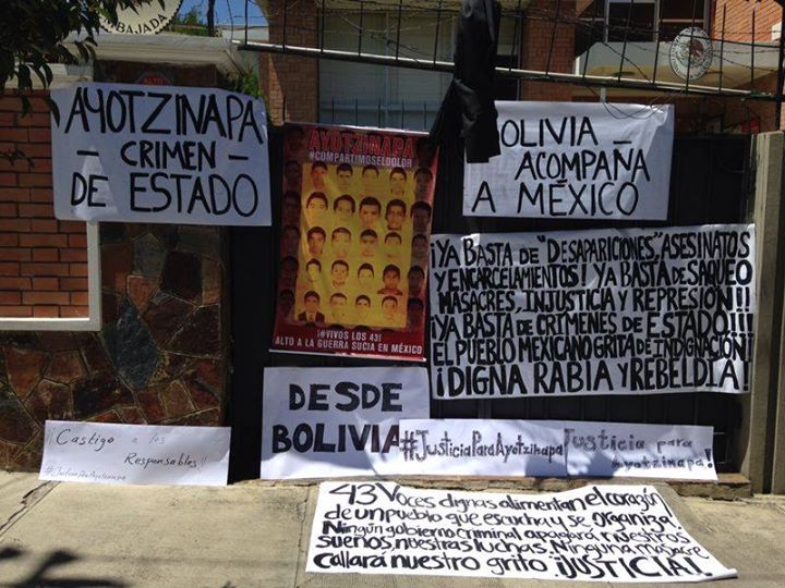 En La Paz, Bolivia, la muestra de apoyo a normalistas se hizo con mantas y pancartas.