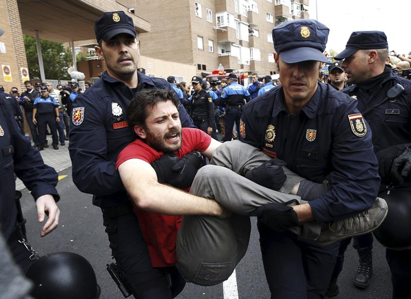 La Policía Nacional retira a una de las personas que intentaba evitar que el perro Excalibur fuera sacrificado, en la localidad madrileña de Alcorcón 