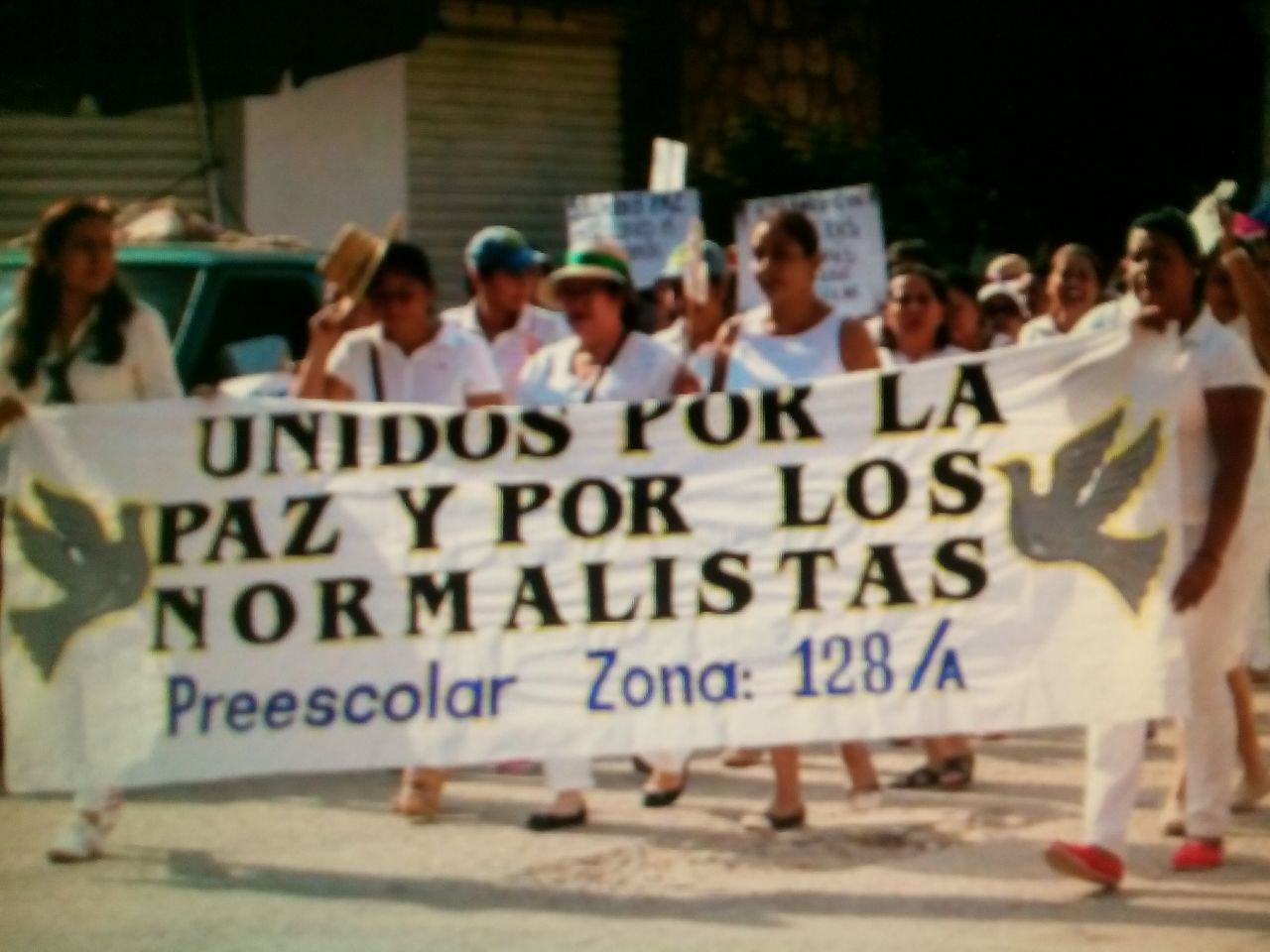 Según los organizadores ya son 20 mil los participantes en la marcha en Chilpancingo. 