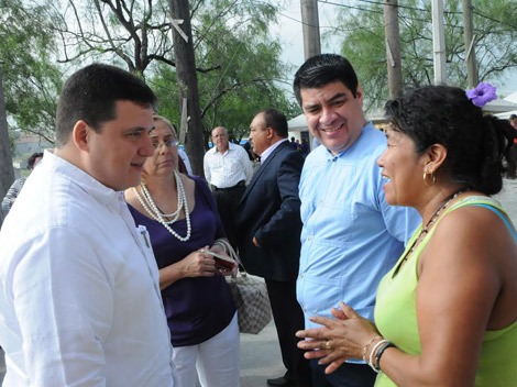 El alcalde Ugo Ruíz inauguró la nueva red de agua potable.