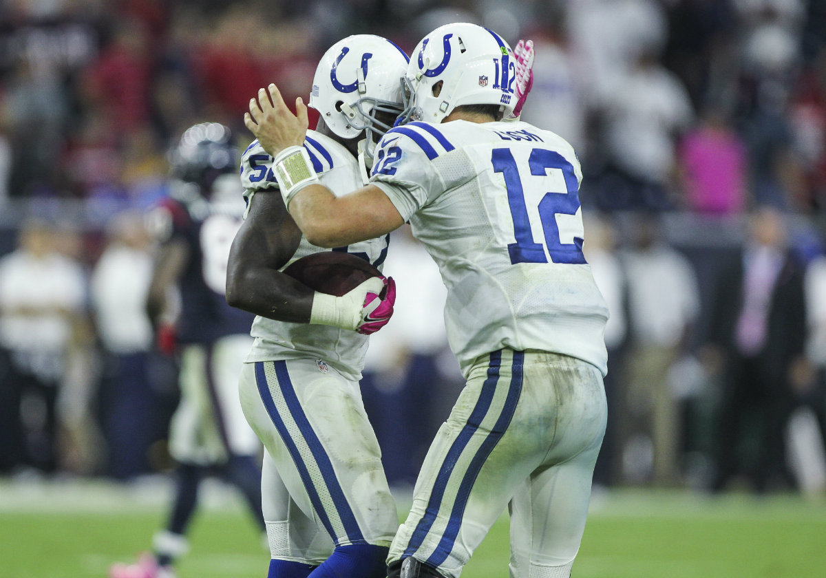 Andrew Luck y D'Qwell Jackson celebran la recuperación de un balón suelto 