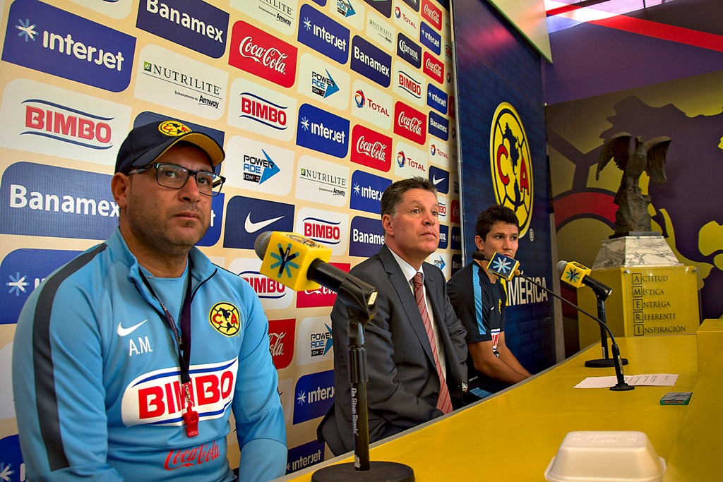 Antonio Mohamed (izq) técnico del América 